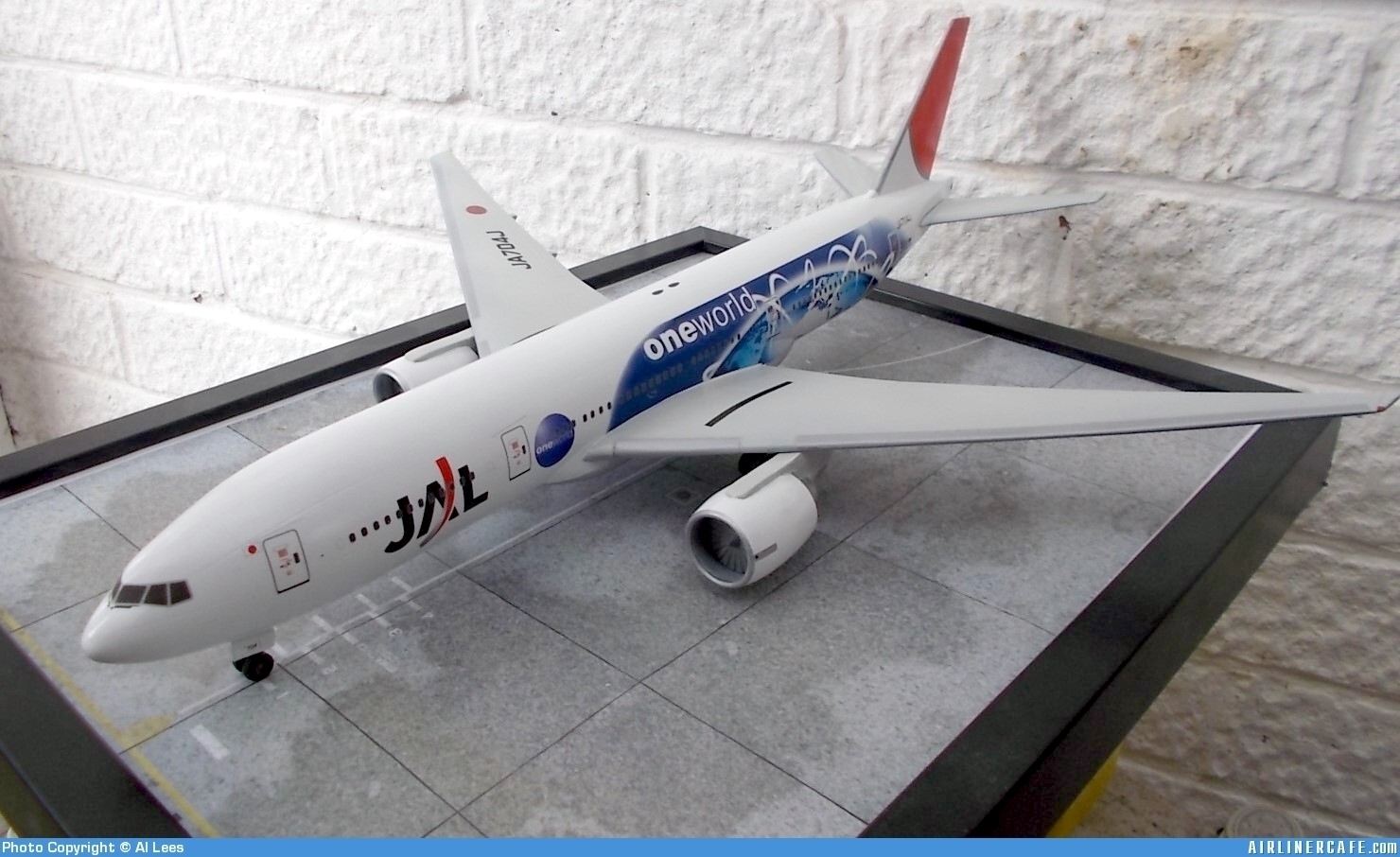 Japan Airlines JAL (Oneworld mural) Boeing 777-200 - Minicraft 1 