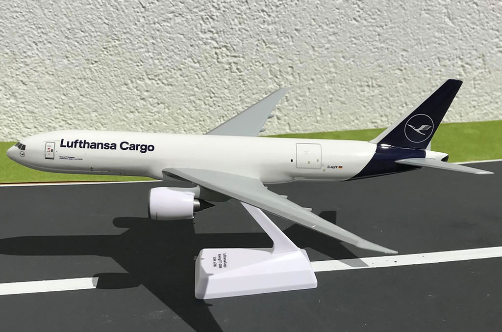Lufthansa Cargo Classic Livery Boeing 777 1:200 PPC Holland  Flugzeugmodell 